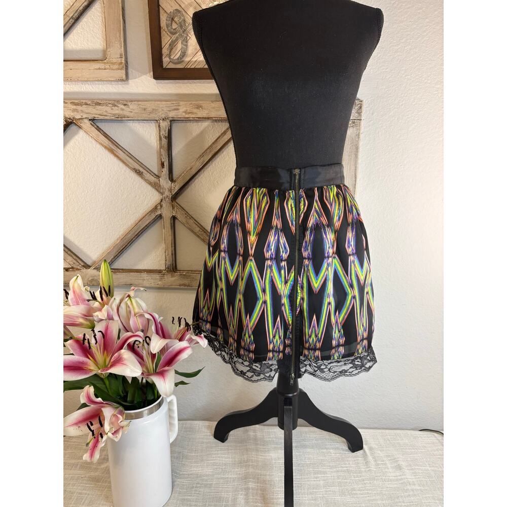 MIMI CHICA M Mini Skirt Vibrant Geometric Print, Black Lace Trim & Zipper Back